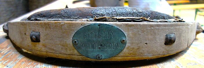 Stirnjoch des Georg Ley, Wallhausen, Württemberg, Vorderansicht mit Besitzer-Plakette