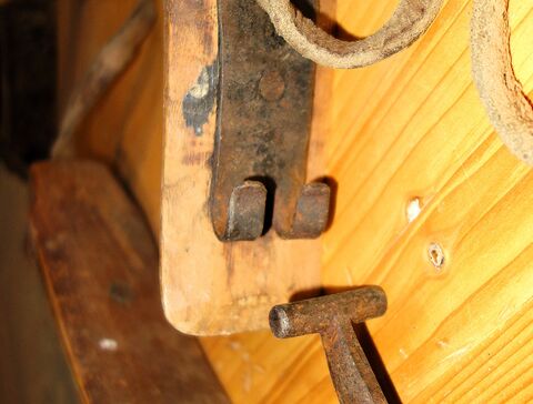 Verschluß des eisernen Kehlbogens am linken Knebel