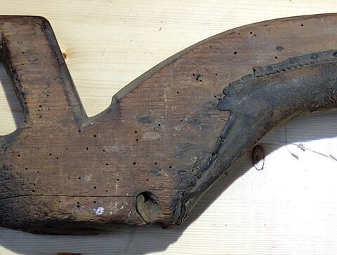 Genickauflage mit Leder"polster" links von vorn