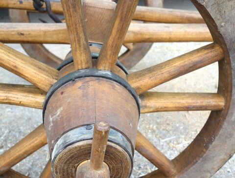 Wagenrad - Detailaufnahme; je 2 Speichen für ein Felgenteil, breite Naben mit Eisenringen
