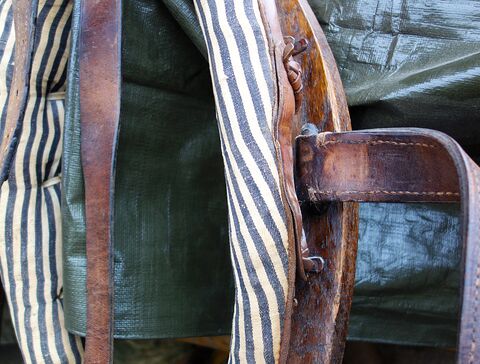 Polster außen mit Leder-, innen mit Stoffüberzug