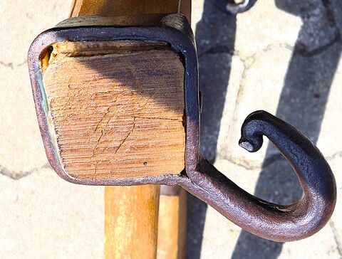 linker Zughaken an Eisenarmierung, handgeschmiedet