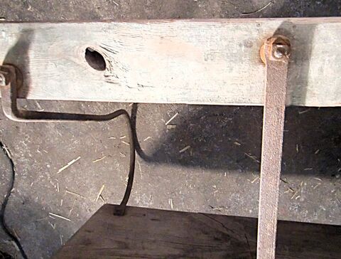 Rückenlehne von hinten mit Halterung zum Sitz und Armlehne