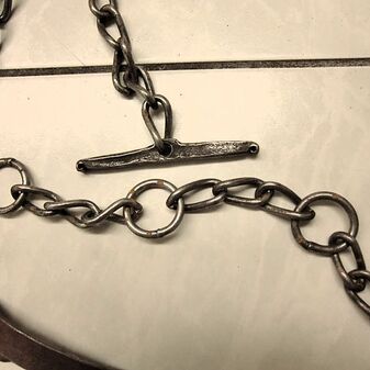 per Knebel können mittels der Ringe im Genick verschiedene Größen eingestellt werden