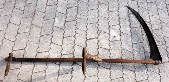 1,42m kurze Sense mit 0,75m Sensenblatt