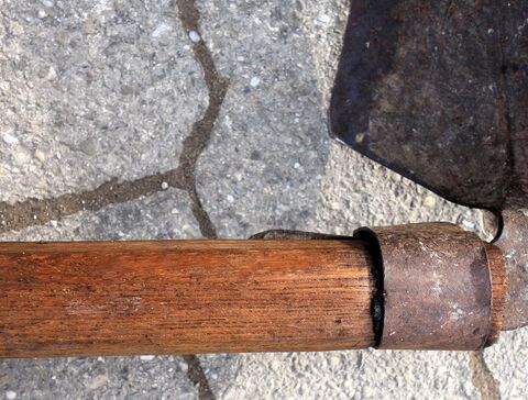 eiserne Befestigung des Sensenblattes am Sensenbaum mit Sensenring