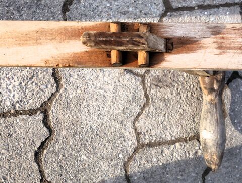 unterer, vorderer  Griff und Abstandshalter (15cm) festgedübelt