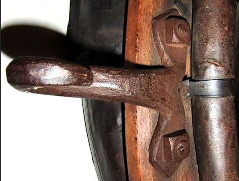 stabiler, geschmiedeter Haken für Zugansatz; Überstand bewirkt Andruck des Schulterpolsters unter Belastung