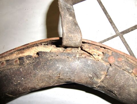instabile Holzverbindung am Hornriemendurchlaß unten links