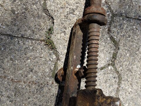 Kurbel der Handbremse mit Gestänge