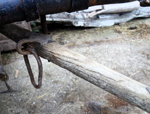 Ansicht der Deichselnagel / Wagscheit Verbindung von hinten; der Ring bietet alternative Anbringung für das Wagscheit