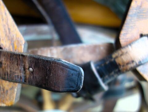 Kumtverschluß unten mit Lederriemen