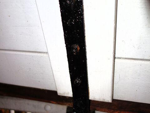 Eisenverstärkung der Seitenwand des Aufbaus auf halber Länge