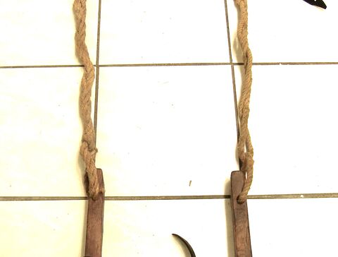 Schub mit Fell-bezogenem Polster und Überwurfgeschirr