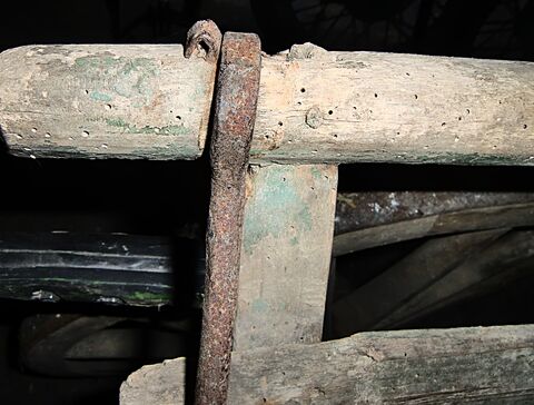 Befestigung der Schwinge am oberen Holm der Leiter