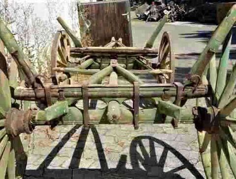 Wagenunterbau mit Rädern, Rungen und Langbaum von hinten gesehen