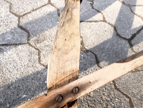 unterer, vorderer Griff und Abstandshalter (15cm) festgeschraubt