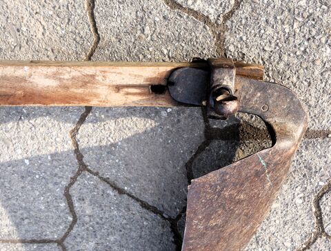 Befestigung des Sensenblatts am Sensenbaum mit sog. Sensenring; gut sichtbar der Sensenbart und -hamme