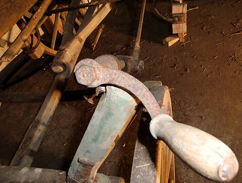 Handkurbel der Bremse und Bremsgestänge zur Hinterachse