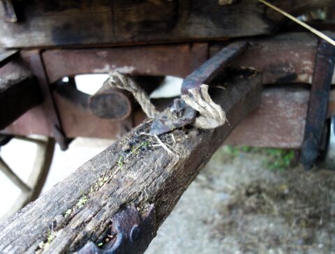 Seilrest um etwas wichtiges am Wagen zu fixieren, damit es nicht verloren geht wurde es extra unter einem Eisenbeschlag festgeschraubt