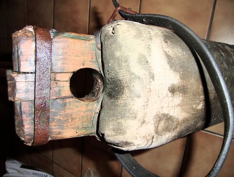 Schub Seitenansicht, typische Bruchstelle mit Eisenband verstärkt