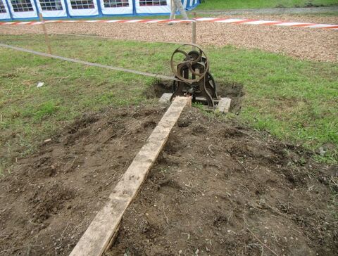 Holzkasten in dem die seitliche Antriebswelle verläuft, die letztendlich das Schwungrad antreibt