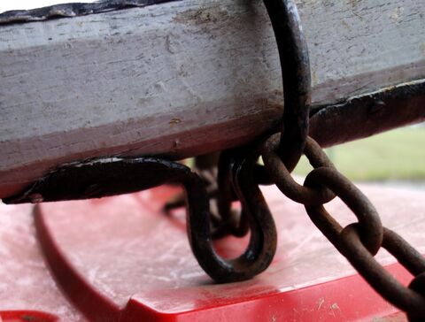 Ring der Aufhalterkette am Widerstand der Deichselspitze