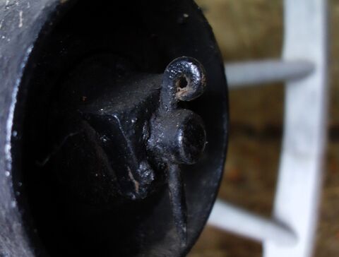 Befestigungsstift des Rades auf der Achse