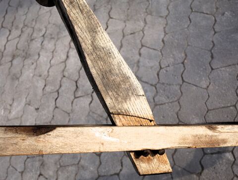 unterer, vorderer Griff mit Abstandshalter festgedübelt