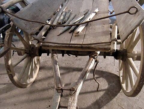 Marktwagen von vorn, Ladefläche mit geschwungenen Leitern/Seiten und 2 eisernen Schwingen die die Seiten unten und oben halten