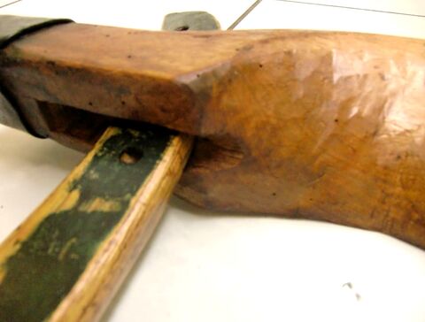 ausgebrochenes Holz am linken Bügelloch