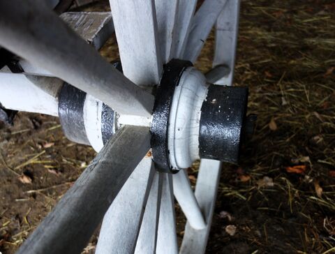 Holznabe mit Eisenringen