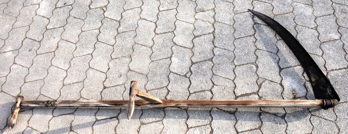 1,63m lange Sense mit 0,70m Sensenblatt
