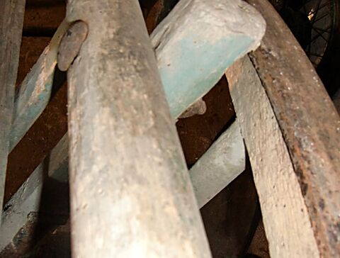 Schraube durch oberen Leiterholm und Runge