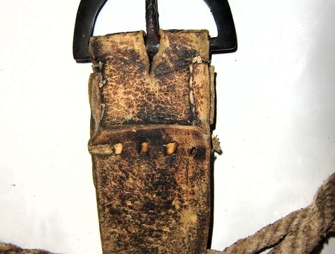 Schnallenende des Überwurfs, weißgegerbtes Leder