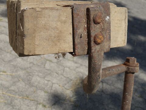 funktionsfähig gemachter Bremsklotz von der Befestigungsseite aus gesehen