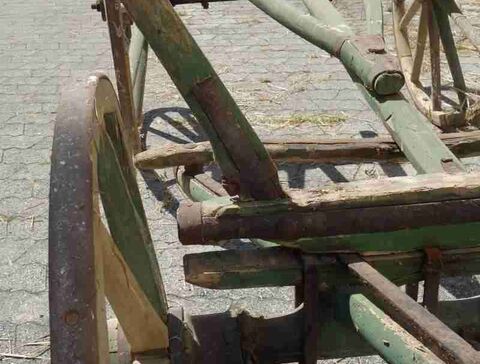 Wagenunterbau mit Rädern, Rungen und Langbaum von vorn gesehen