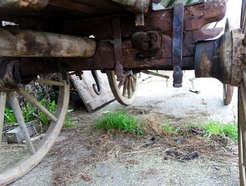 hinterer Achstock von hinten-seitlich mit weiterem Haken