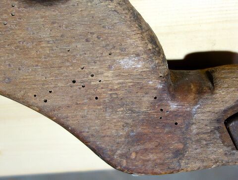 Detail: linke Seite von vorn mit Abnutzungsspuren vom Lederriemen und Vierkantmutter die den durchgeschraubten Zugansatz hält