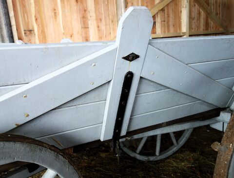 massive Seitenwand des Aufbaus