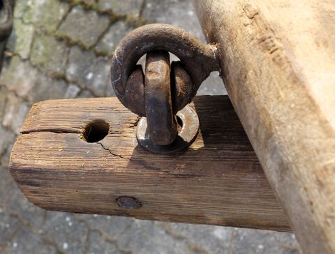 Verbindung Brustscheit - Deichsel (vermutlich wegen Riß nach hinten versetzt und dieser verquer verschraubt)