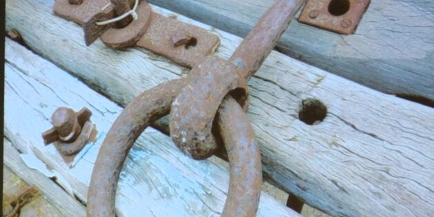 eiserner Ring mit Öse und Dorn für mittige Zugaufnahme