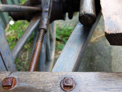 Kurbelverbindung (links) über Flacheisen an andere Seite