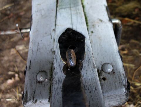Wagscheit-Befestigung mit eiserner Halterung, dessen Verschluß