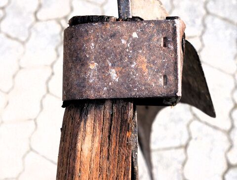 eiserne Befestigung des Sensenblattes am Sensenbaum mittels Sensenring