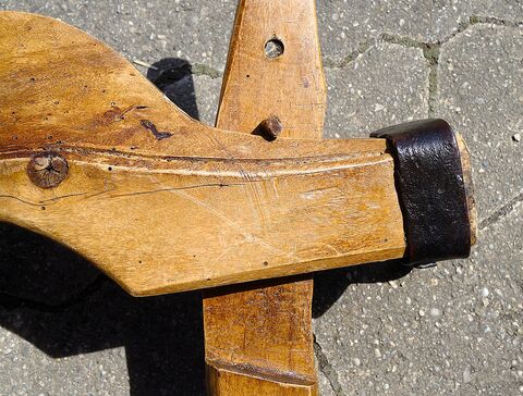höhenverstellbarer Holzbügel mit Holzpflock, Eisenarmierung um linke Seite des Jochbaums  bei gleichzeitigem Zugansatz