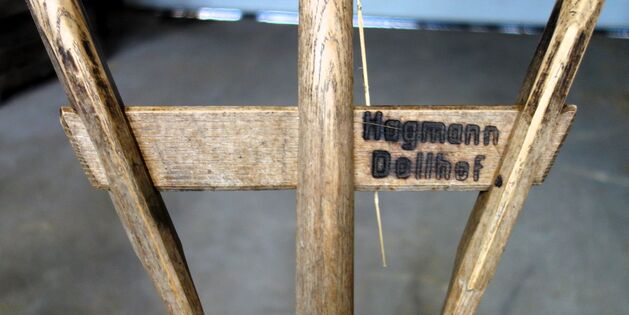 stabile Verbindung der Zinken untereinander; ausgedünntes Holz zur Gewichtsersparnis; eingebrannter Namen