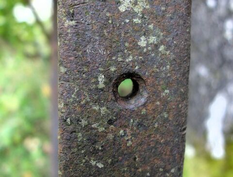 Loch im Eisenring für versenkte Schrauben