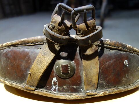 Stirnfront, mit Leder überzogener Eisenbügel, Zierschnalle, festgenähte Hornriemenschnallen