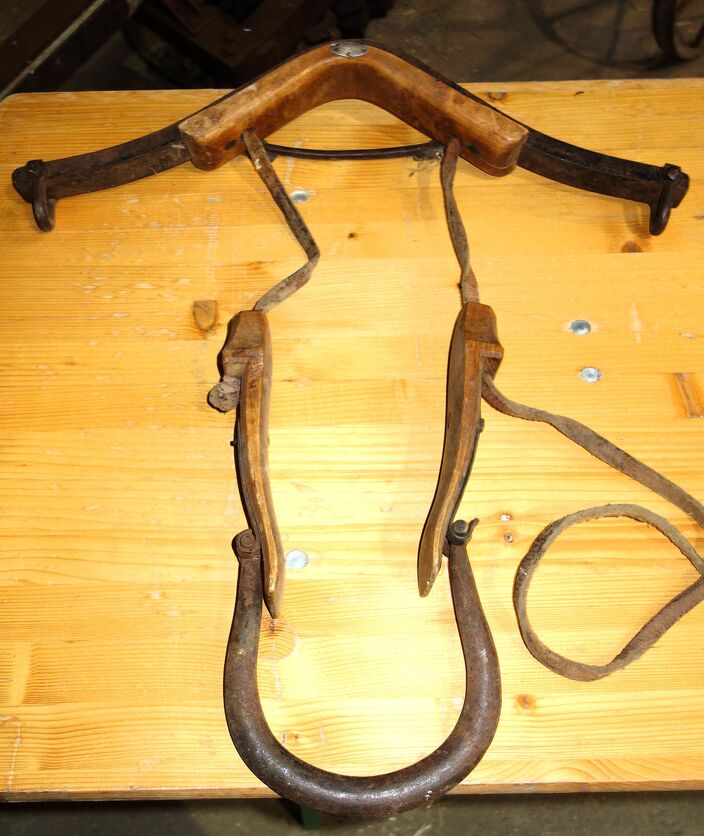 Knebeleinzeljoch mit eisernem Jochbaum aus Lorsch, von vorn